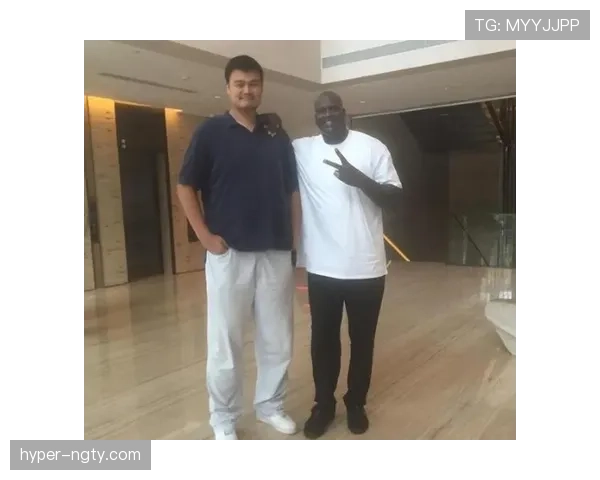 姚明随便穿双拖鞋出门，路人心里默默盘起他家泳池的装修预算