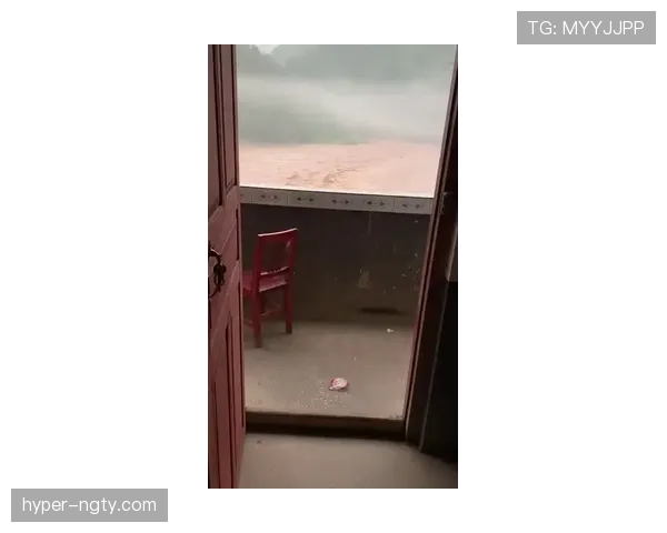 石智勇每天三点起床，家里倒是挺普通，但他鞋柜金光闪闪让我怀疑人生